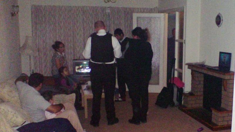 FOTO! Opt moldoveni au ocupat abuziv o casa din Londra