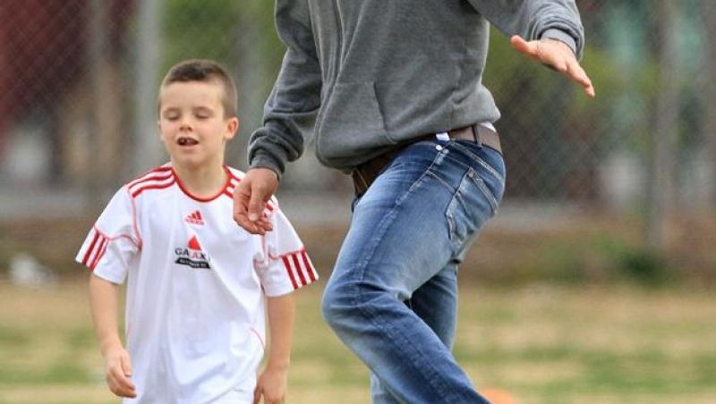 FOTO! David Beckham isi invata baietii sa joace fotbal