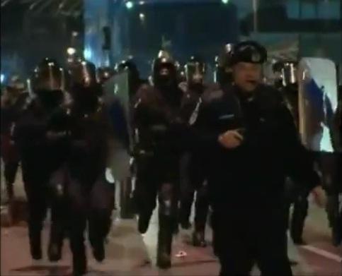 VIDEO! Cum actioneaza jandarmii la proteste: Vezi "excesul de zel" al unui ofiter!