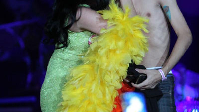 FOTO! Katy Perry se mozoleste cu fanii la concerte