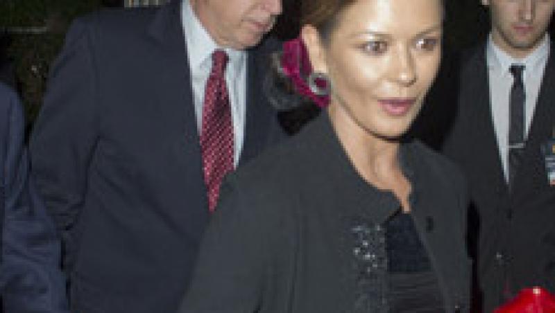 FOTO! Catherine Zeta-Jones, mamica la 42 de ani?