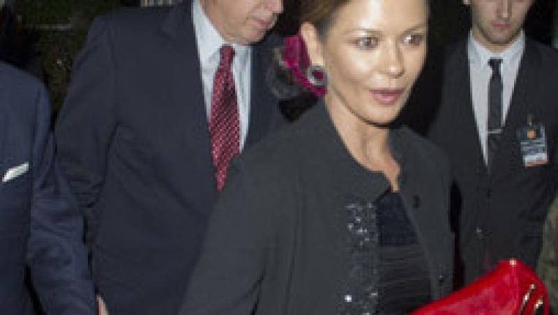 FOTO! Catherine Zeta-Jones, mamica la 42 de ani?