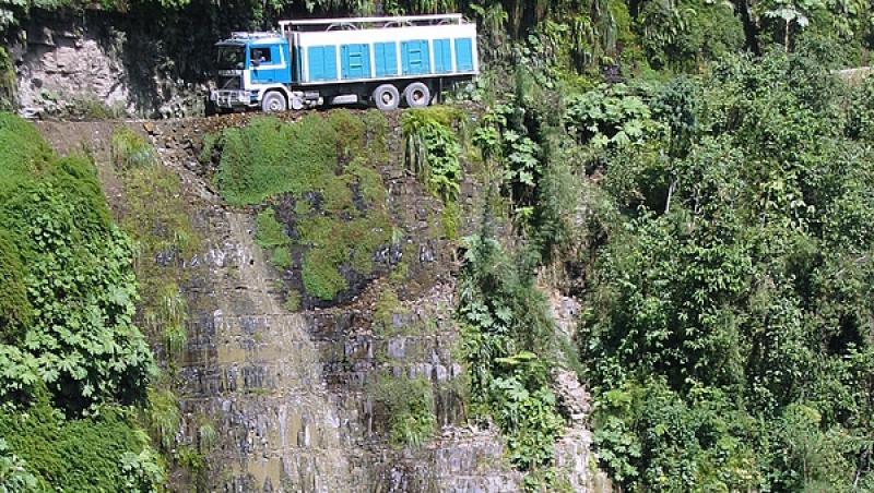 VIDEO! Cel mai periculos drum din lume a mai facut o victima: Un camion si soferul sau au cazut in prapastie