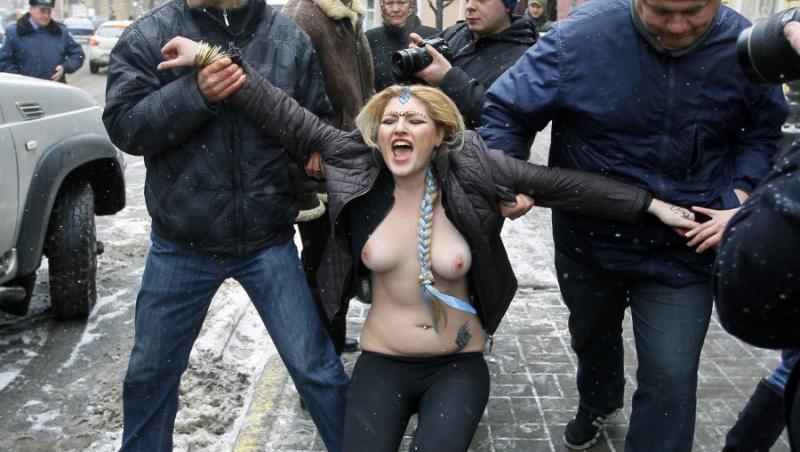 FOTO! Protestatarele FEMEN au scandat aproape de casa ambasadorului indian din Ucraina