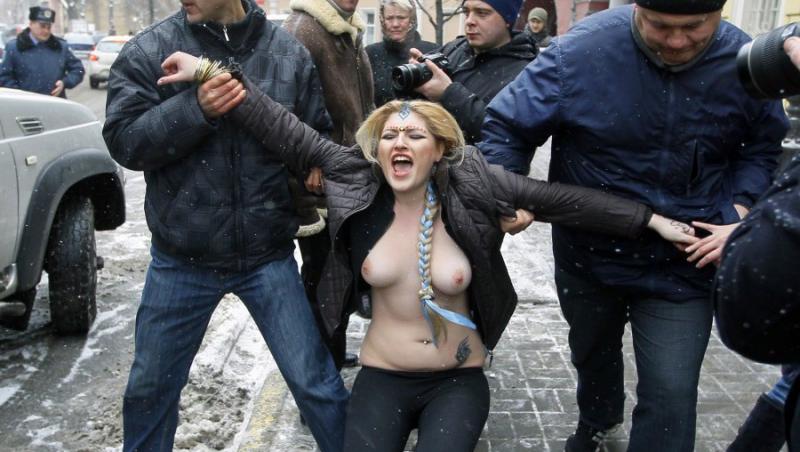 FOTO! Protestatarele FEMEN au scandat aproape de casa ambasadorului indian din Ucraina