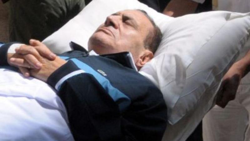 FOTO! Fostul presedinte egiptean, Hosni Mubarak, dus cu targa in sala de judecata