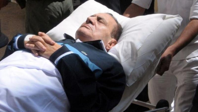 FOTO! Fostul presedinte egiptean, Hosni Mubarak, dus cu targa in sala de judecata