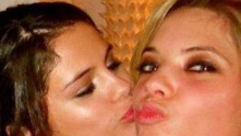 FOTO! Selena Gomez, in tandreturi cu Ashley Benson