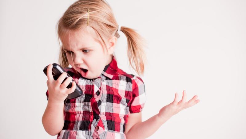Ce trebuie sa stii inainte sa ii iei copilului un telefon mobil