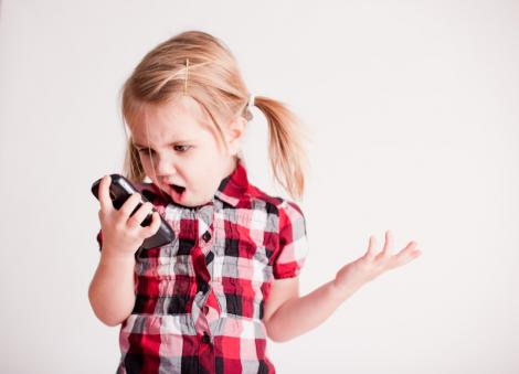 Ce trebuie sa stii inainte sa ii iei copilului un telefon mobil