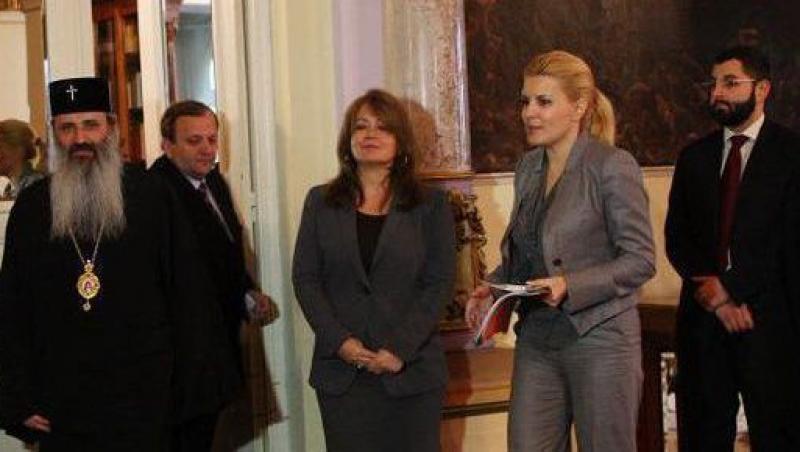 FOTO! Elena Udrea a semnat un contract pentru restaurarea a 6 monumente istorice din Iasi