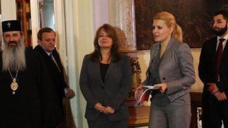 FOTO! Elena Udrea a semnat un contract pentru restaurarea a 6 monumente istorice din Iasi