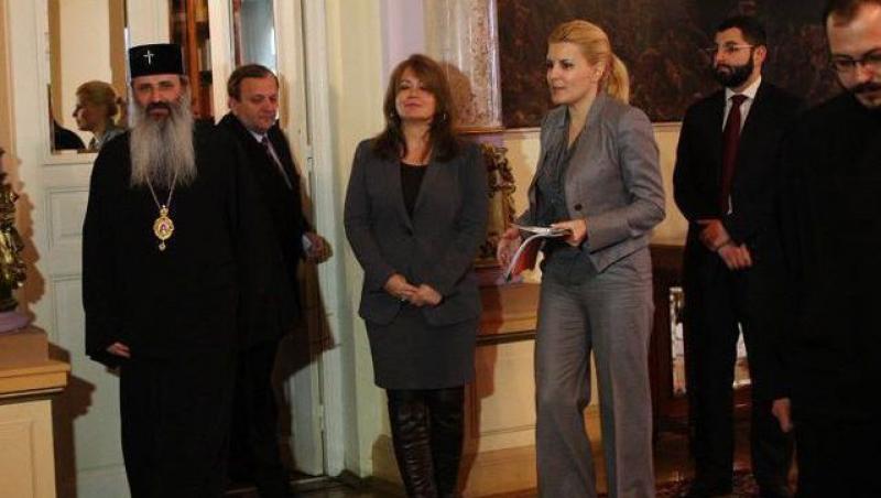 FOTO! Elena Udrea a semnat un contract pentru restaurarea a 6 monumente istorice din Iasi