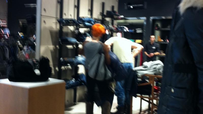 FOTO! Dana Nalbaru si Dragos Bucur, surprinsi la shopping in mall