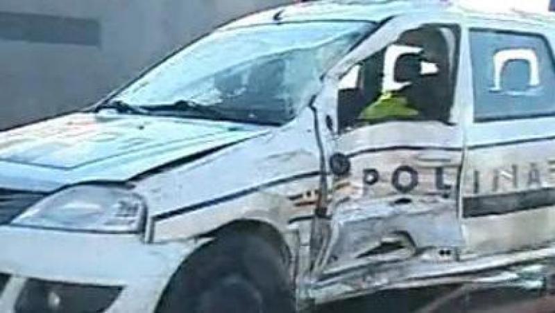 VIDEO! Arges: Un echipaj de politie a distrus 3 masini dintr-un foc