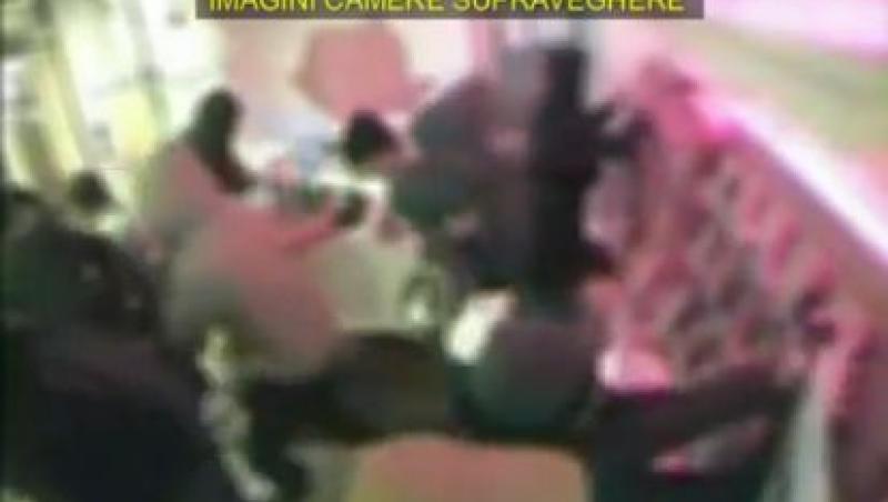 VIDEO Inregistrarea video de la spargerea magazinului de telefoane mobile de pe bd. Bratianu, la protestele violente de duminica