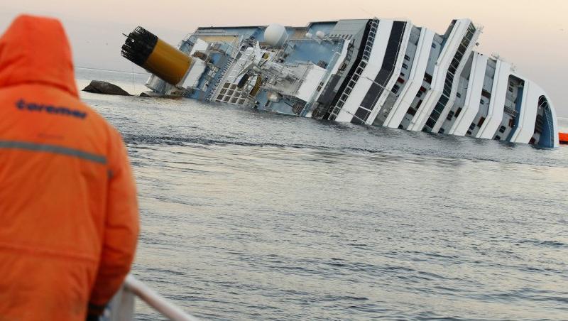 Zeci de curiosi fac poze cu giganticul vas de croaziera Costa Concordia la locul naufragiului