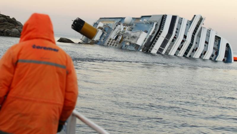 Zeci de curiosi fac poze cu giganticul vas de croaziera Costa Concordia la locul naufragiului