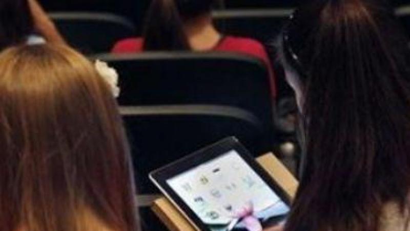 Apple a lansat manuale scolare digitale