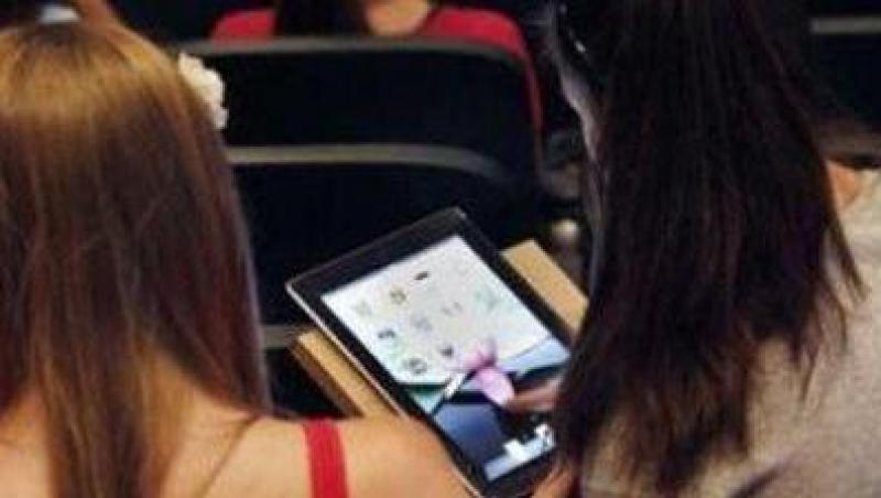 Apple a lansat manuale scolare digitale