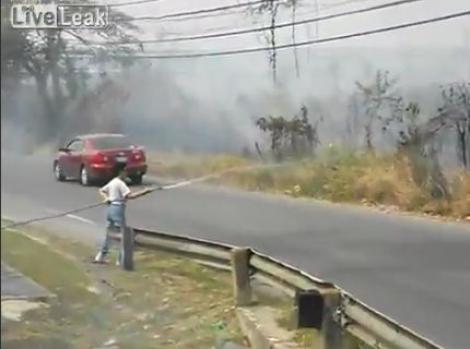 VIDEO! O femeie "opreste" un incendiu de 5000 de acri cu furtunul din gradina