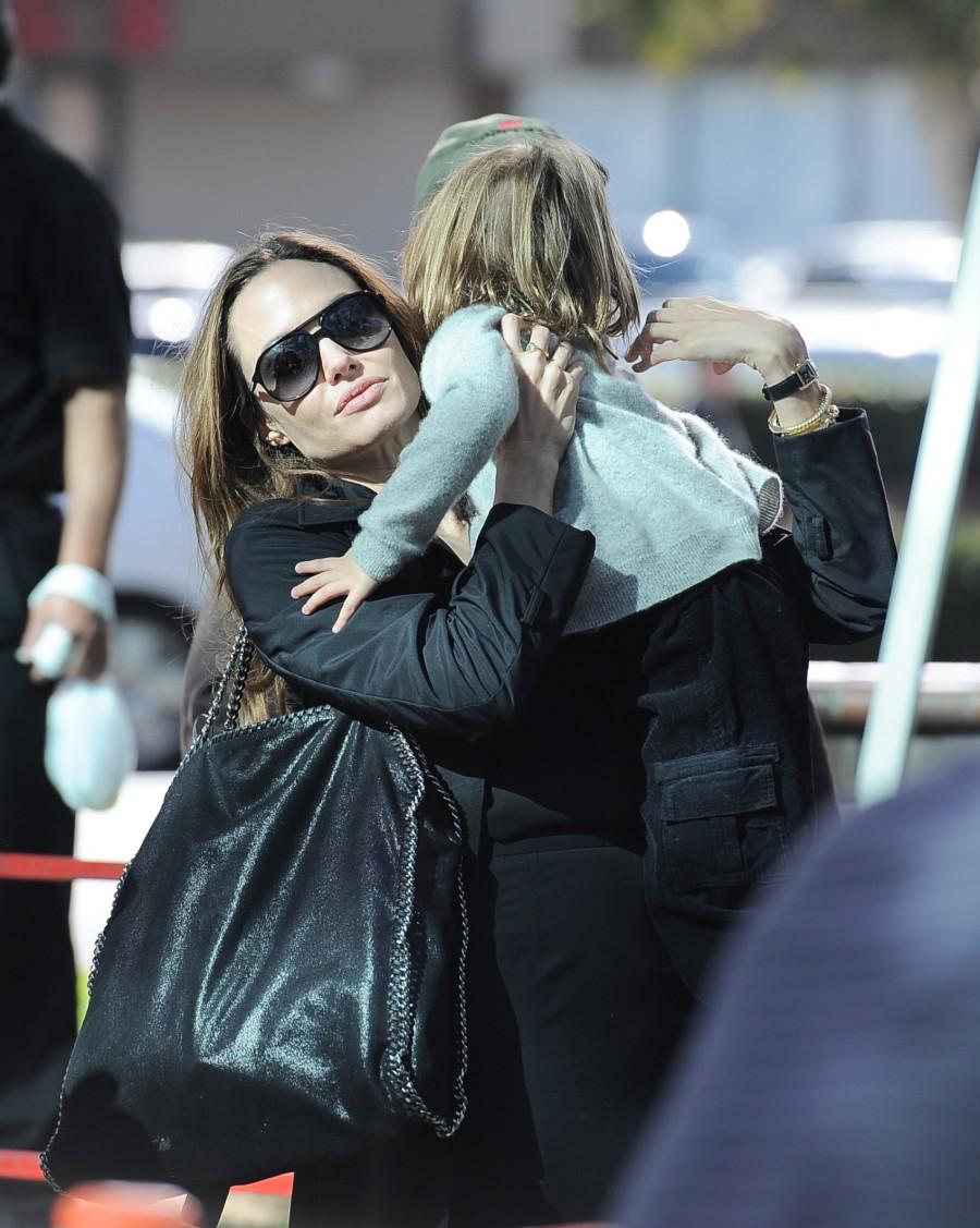 FOTO! Angelina Jolie, o mama rea?