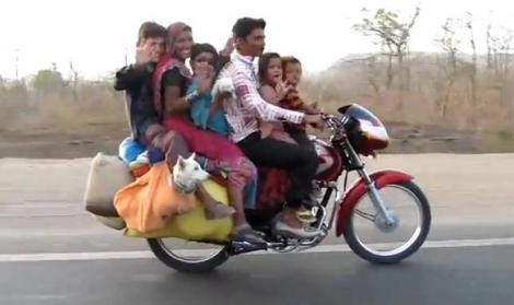 VIDEO! Vezi cati indieni incap pe o motocicleta!