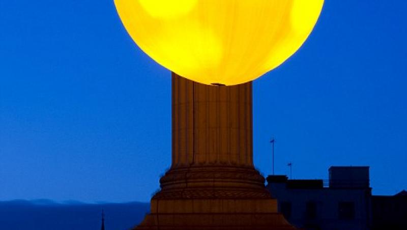 Vezi soarele gigantic din Trafalgar Square!