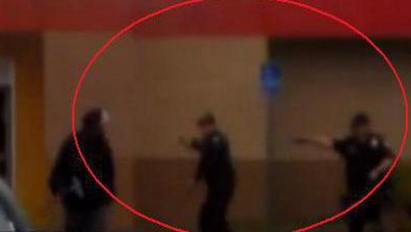 VIDEO! SUA: Doi politisti au impuscat mortal un barbat in parcarea unui fast-food