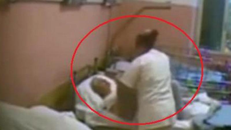 IMAGINI SOCANTE! Italia: O infirmiera romanca loveste batranii internati intr-un azil