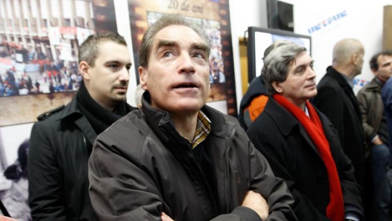 Petre Roman, busculat de protestatari in Piata Universitatii