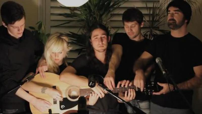 VIDEO! Cinci persoane canta la o singura chitara in acelasi timp!