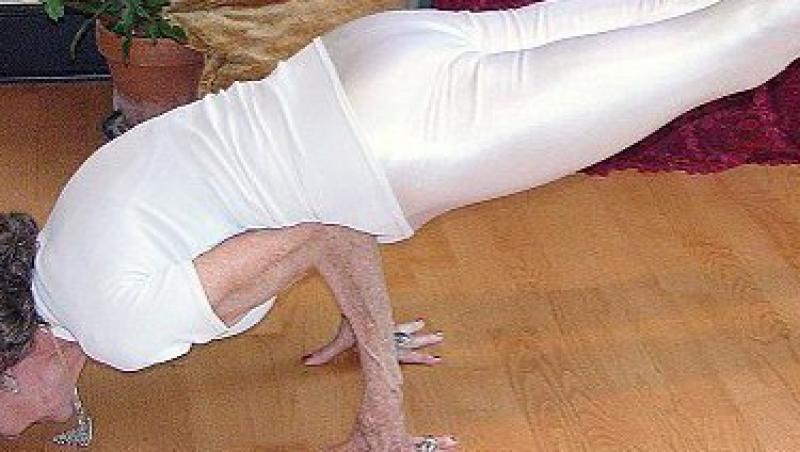 Profesoara de yoga la 93 de ani, mai flexibila decat elevii ei