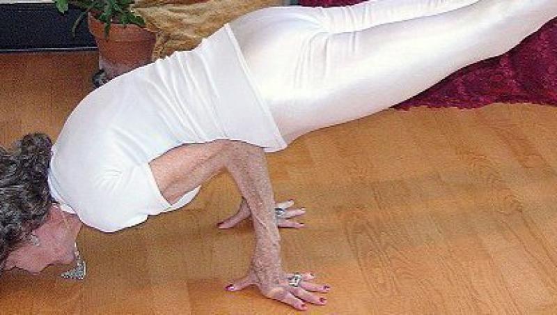 Profesoara de yoga la 93 de ani, mai flexibila decat elevii ei