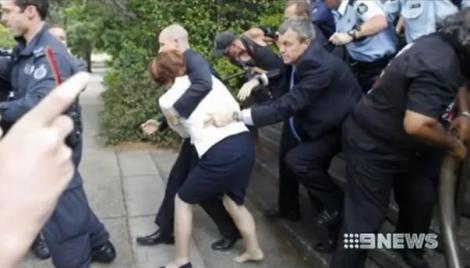 VIDEO! Premierul Australiei, Julia Gillard, la un pas de a fi linsata de aborigeni