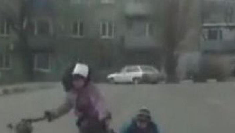 VIDEO! Rusia: O mama cu un copil, luati de vant in fata unei masini