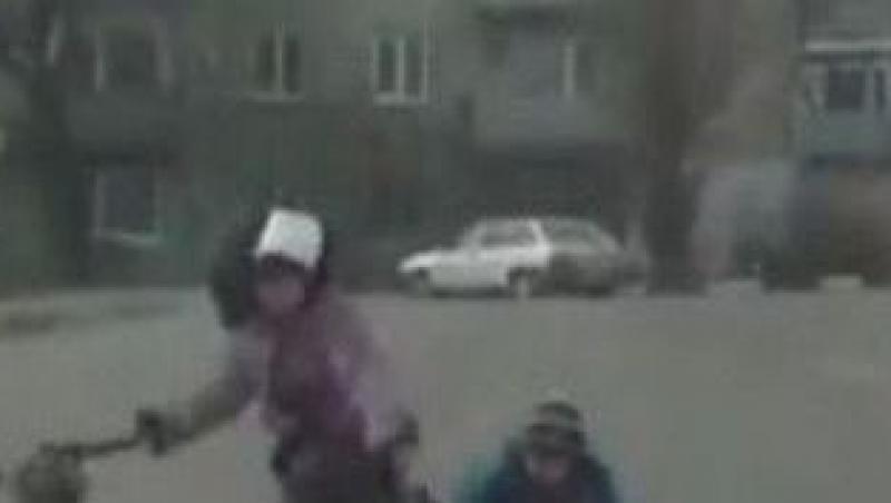 VIDEO! Rusia: O mama cu un copil, luati de vant in fata unei masini