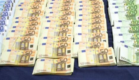 CE: Numarul monedelor si al bancnotelor euro falsificate descoperite in circulatie a scazut in 2011