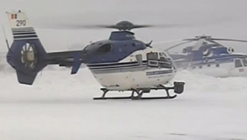 VIDEO! Oameni salvati cu elicopterul din mijlocul nametilor