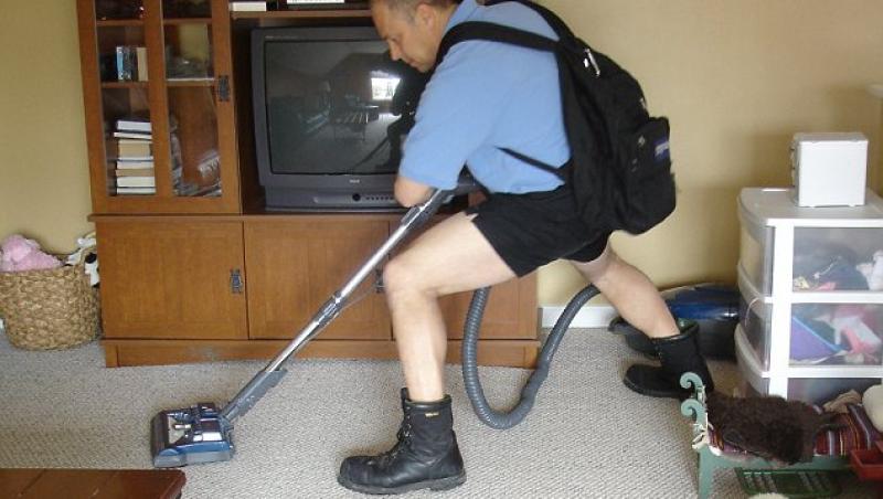 Cel mai bun sot: Barbatul care combina curatenia in casa cu exercitiile fizice