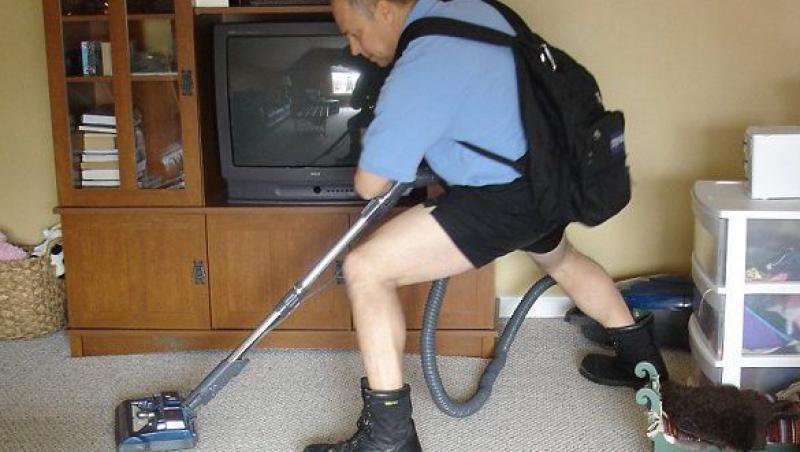Cel mai bun sot: Barbatul care combina curatenia in casa cu exercitiile fizice