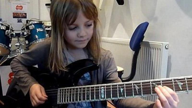 VIDEO! La opt ani, canta la chitara ca un star rock