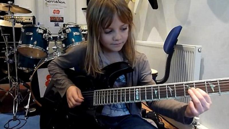 VIDEO! La opt ani, canta la chitara ca un star rock