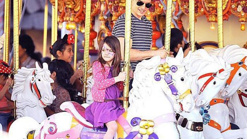 FOTO! Suri Cruise - distractie de zile mari in Disneyland