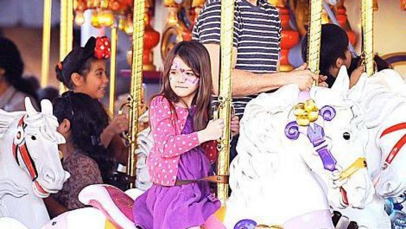 FOTO! Suri Cruise - distractie de zile mari in Disneyland