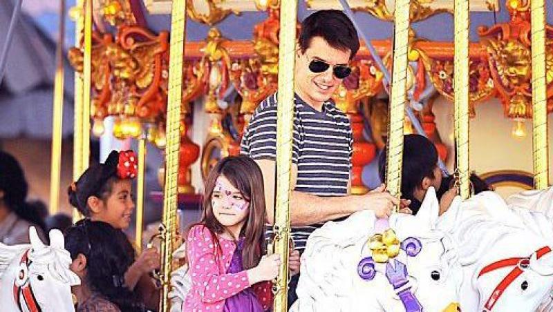 FOTO! Suri Cruise - distractie de zile mari in Disneyland