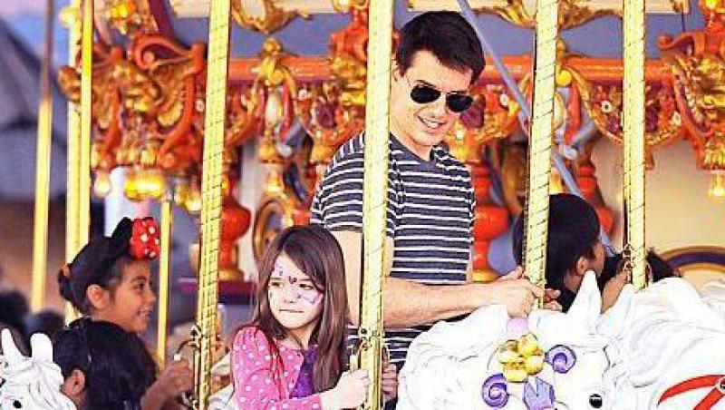 FOTO! Suri Cruise - distractie de zile mari in Disneyland