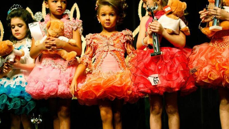 SUA: Fetite de 4 ani, obligate sa slabeasca pentru un concurs de frumusete