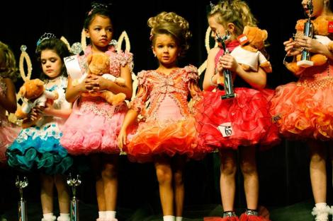 SUA: Fetite de 4 ani, obligate sa slabeasca pentru un concurs de frumusete