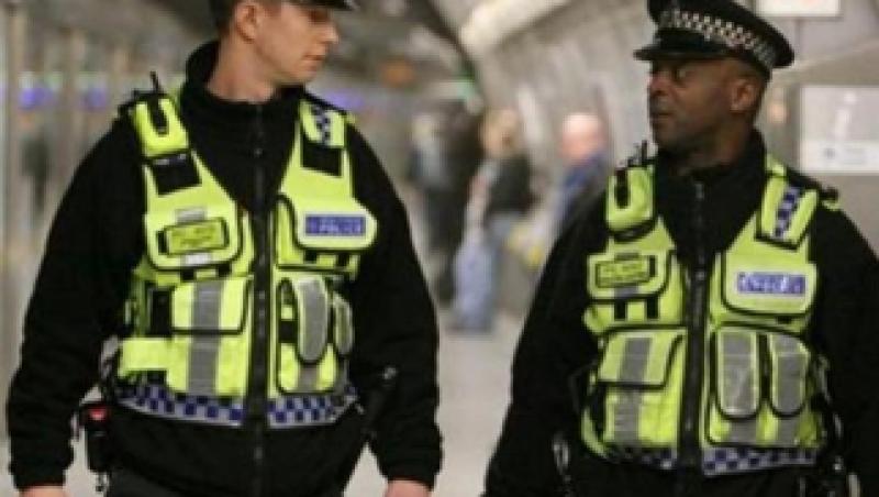UK: Patru angajati ai The Sun si un politist, arestati in scandalul interceptarilor